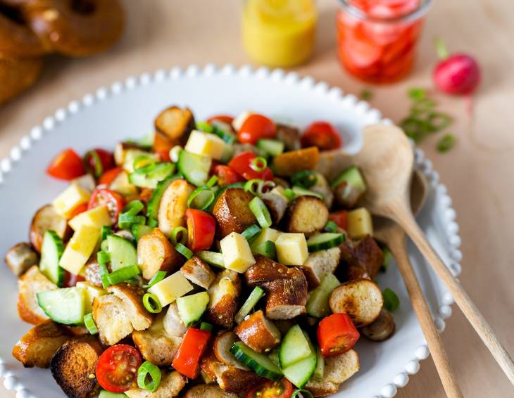 Brezel-Salat mit Honig-Dressing Brezel-Salat mit Honig-Dressing