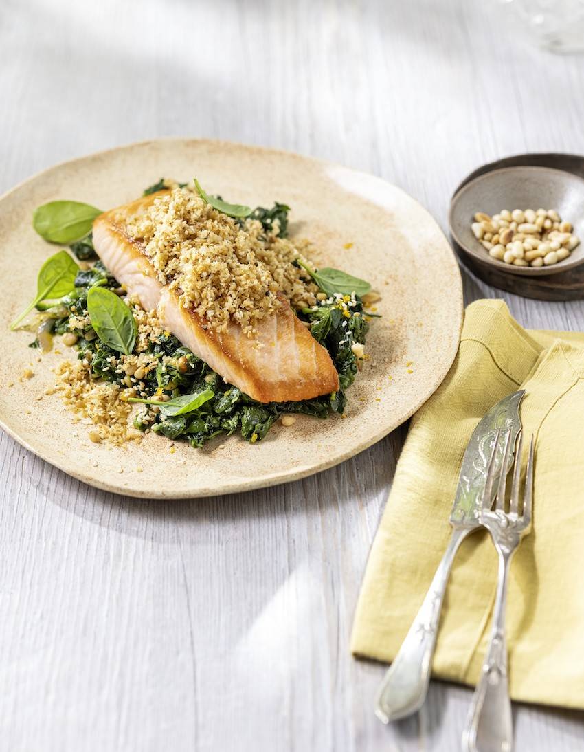 Lachssteak mit Pfeffer-Sesam-Kruste und Würzspinat von Ali Güngörmüs ... Lachssteak mit Pfeffer-Sesam-Kruste und Würzspinat von Ali Güngörmüs ...