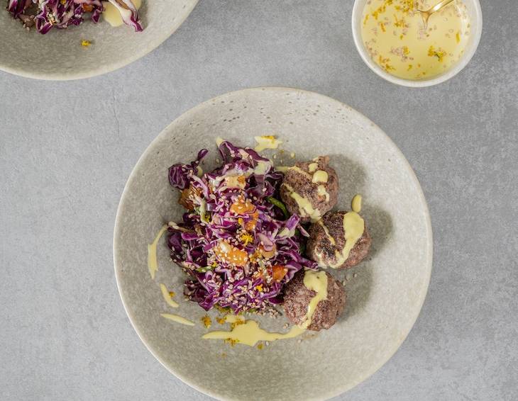 Rotkohlsalat mit Hackbällchen und Miso-Mayo Rotkohlsalat mit Hackbällchen und Miso-Mayo