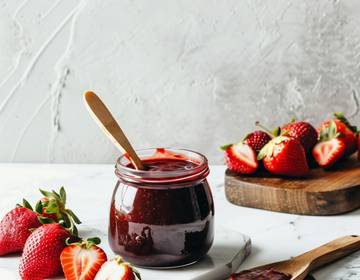 Dunkelrote Erdbeermarmelade mit Johannisbeersaft Dunkelrote Erdbeermarmelade mit Johannisbeersaft