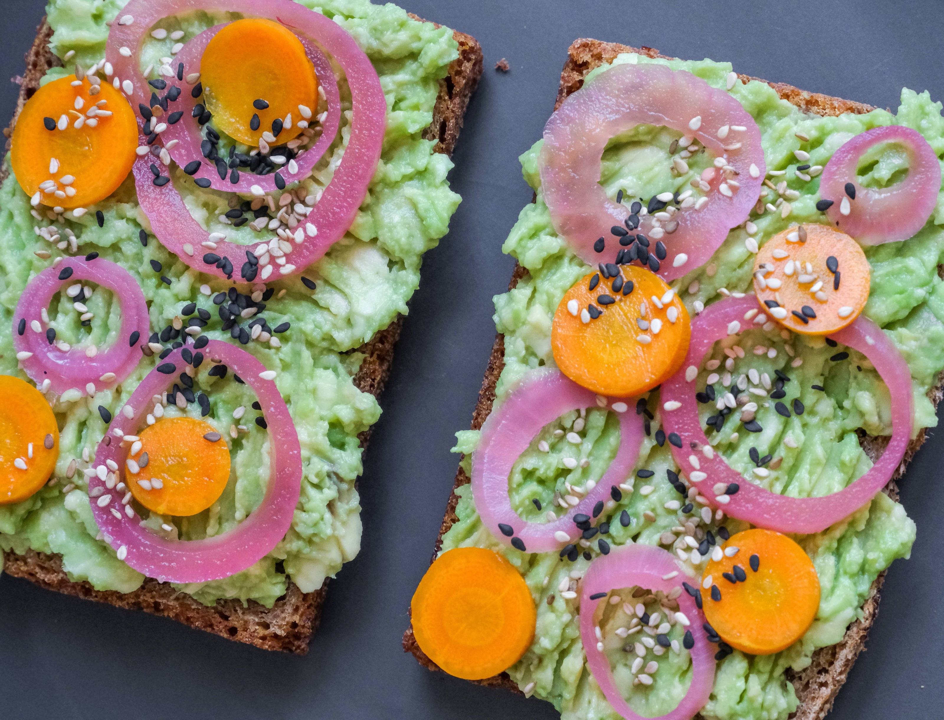 Avocadobrot mit eingelegten Karotten und eingelegten roten Zwiebeln