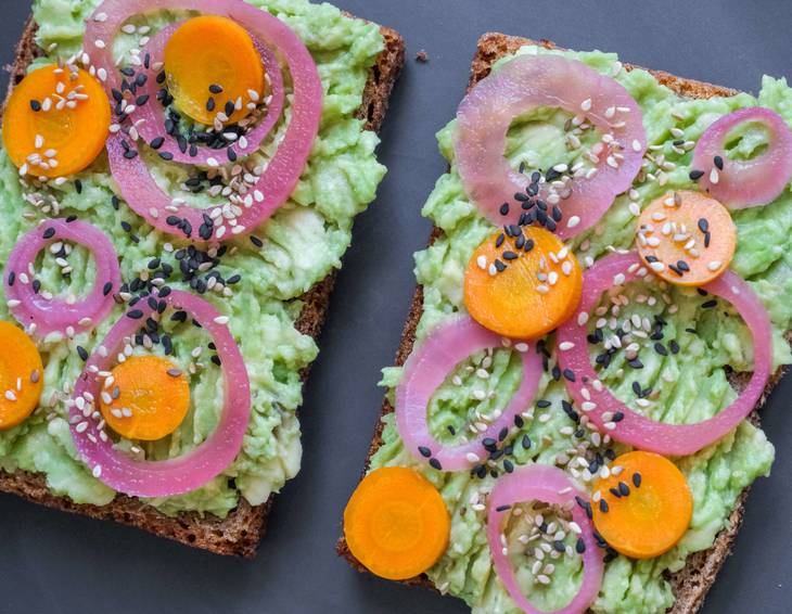 Avocadobrot mit eingelegten Karotten und eingelegten roten Zwiebeln Avocadobrot mit eingelegten Karotten und eingelegten roten Zwiebeln