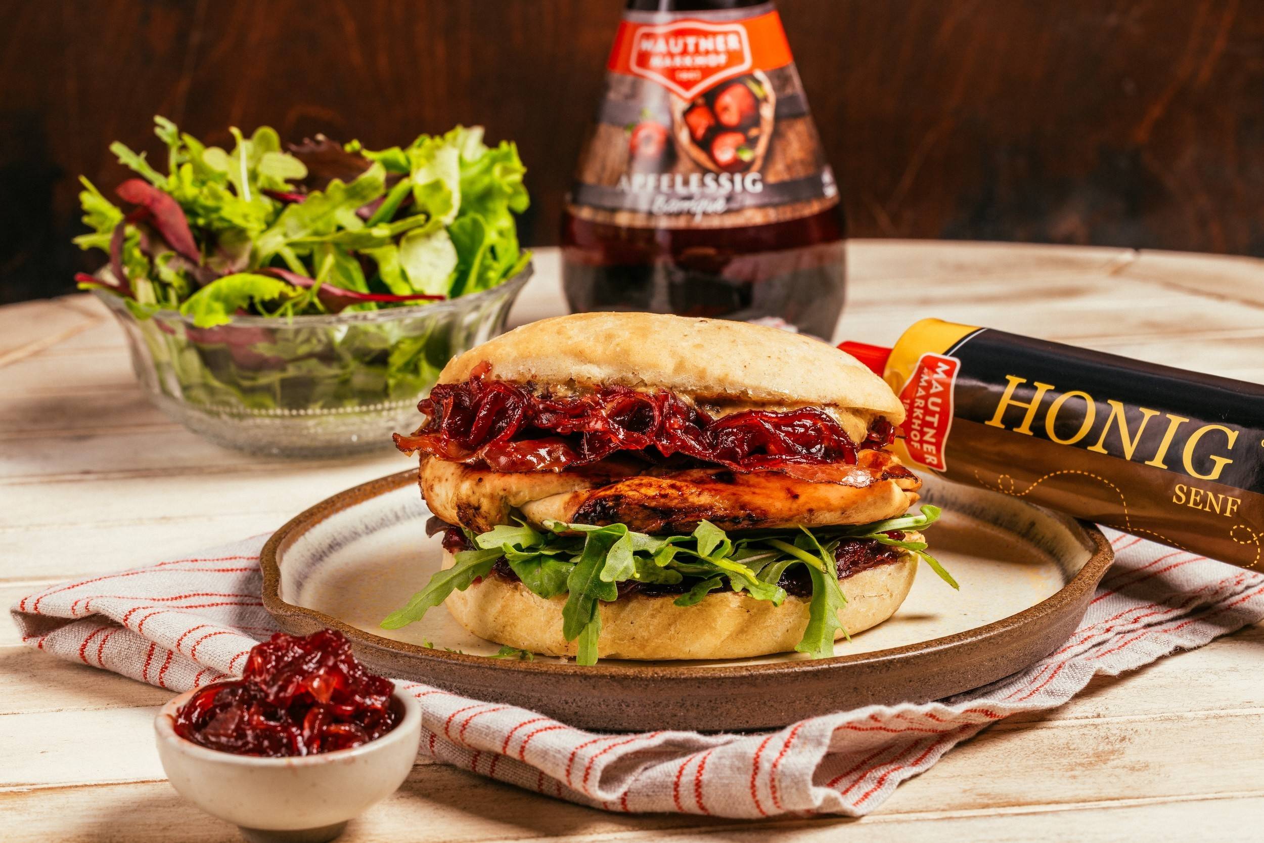 Burger mit Hühnerfilet und karamellisierten Zwiebeln