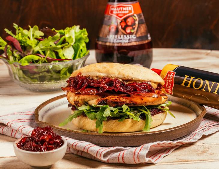 Burger mit Hühnerfilet und karamellisierten Zwiebeln Burger mit Hühnerfilet und karamellisierten Zwiebeln