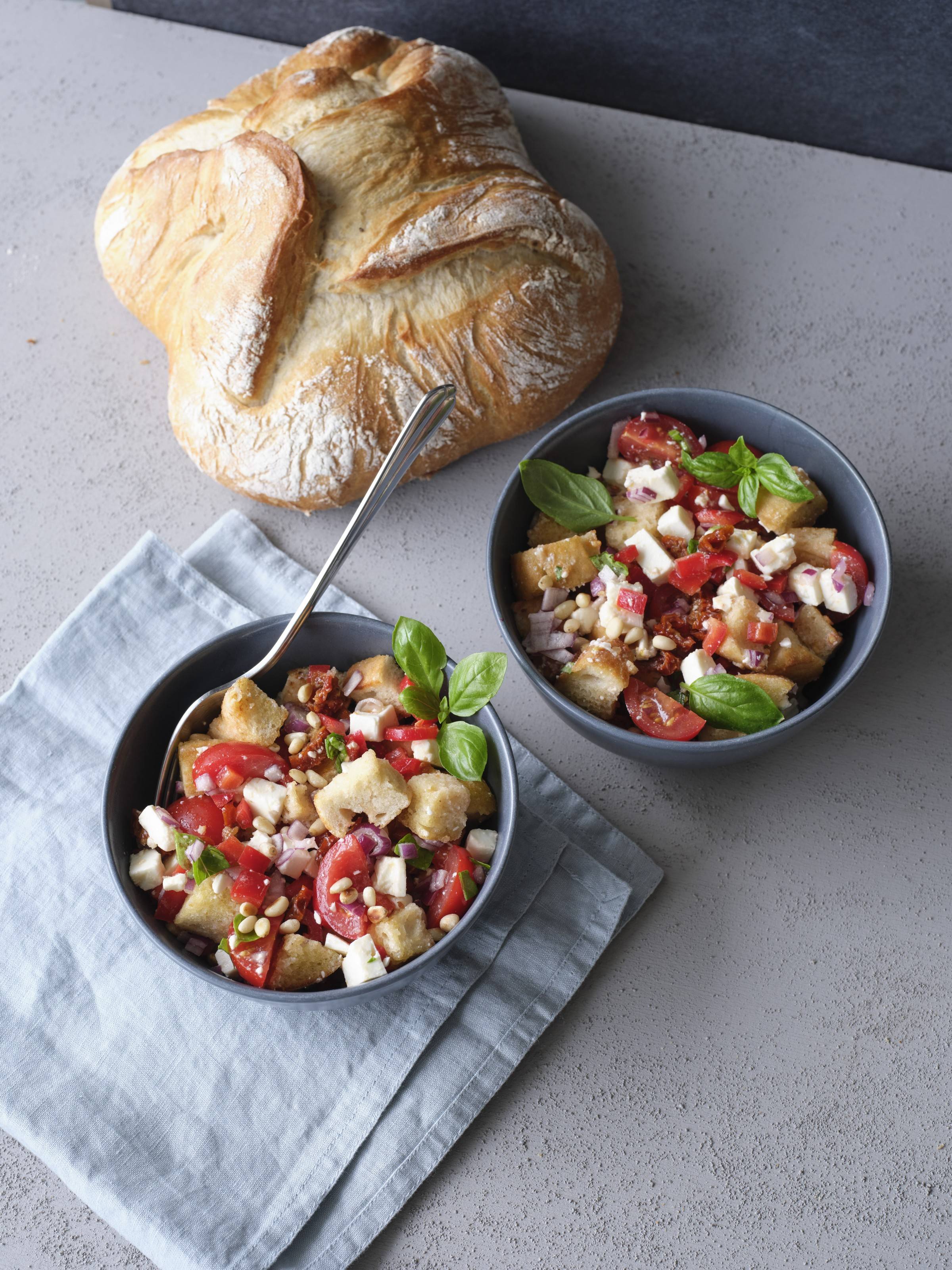 Brotsalat mit Tomaten & Feta