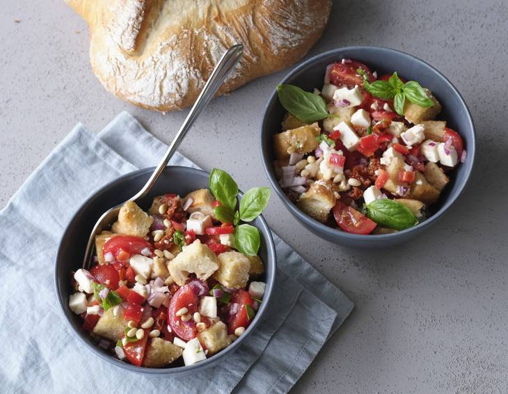 Brotsalat mit Tomaten & Feta Brotsalat mit Tomaten & Feta