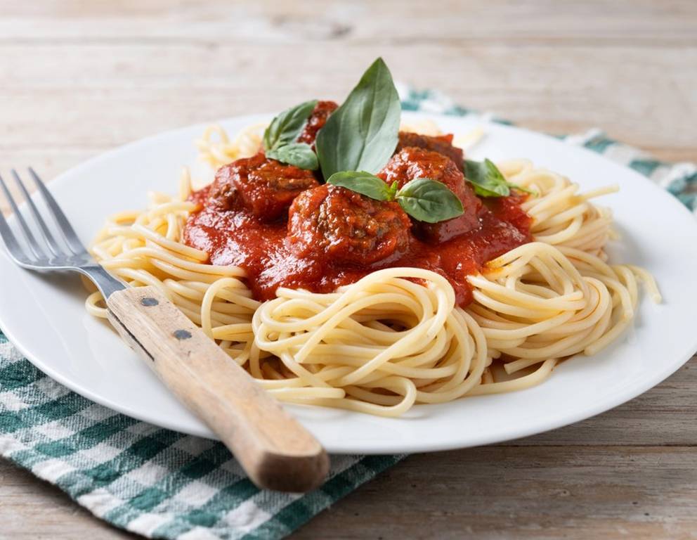 Spaghetti mit Tomatensauce und Bärlauch-Fleischbällchen Spaghetti mit Tomatensauce und Bärlauch-Fleischbällchen