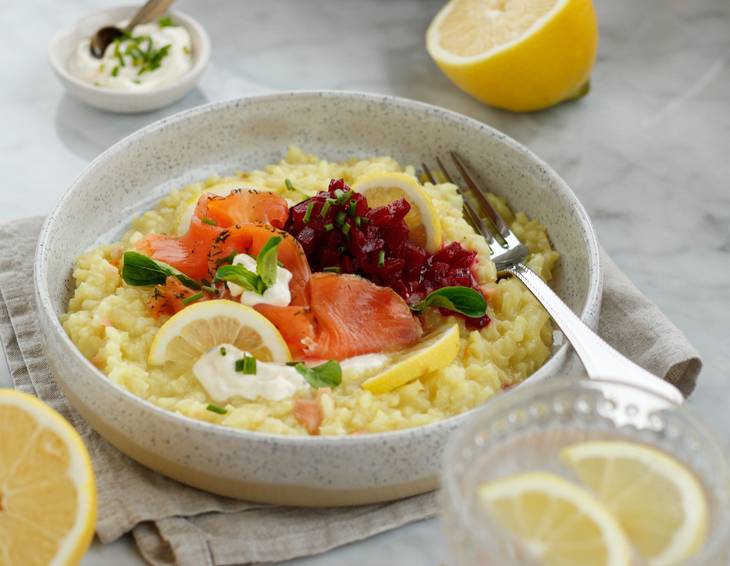 Zitronenrisotto mit Räucherlachs, Rote Beete Salsa und Crème fraîche Zitronenrisotto mit Räucherlachs, Rote Beete Salsa und Crème fraîche