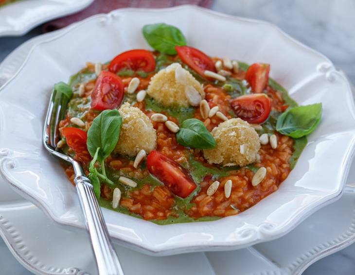 Tomatenrisotto mit gebackenen Mozzarella-Bällchen Tomatenrisotto mit gebackenen Mozzarella-Bällchen
