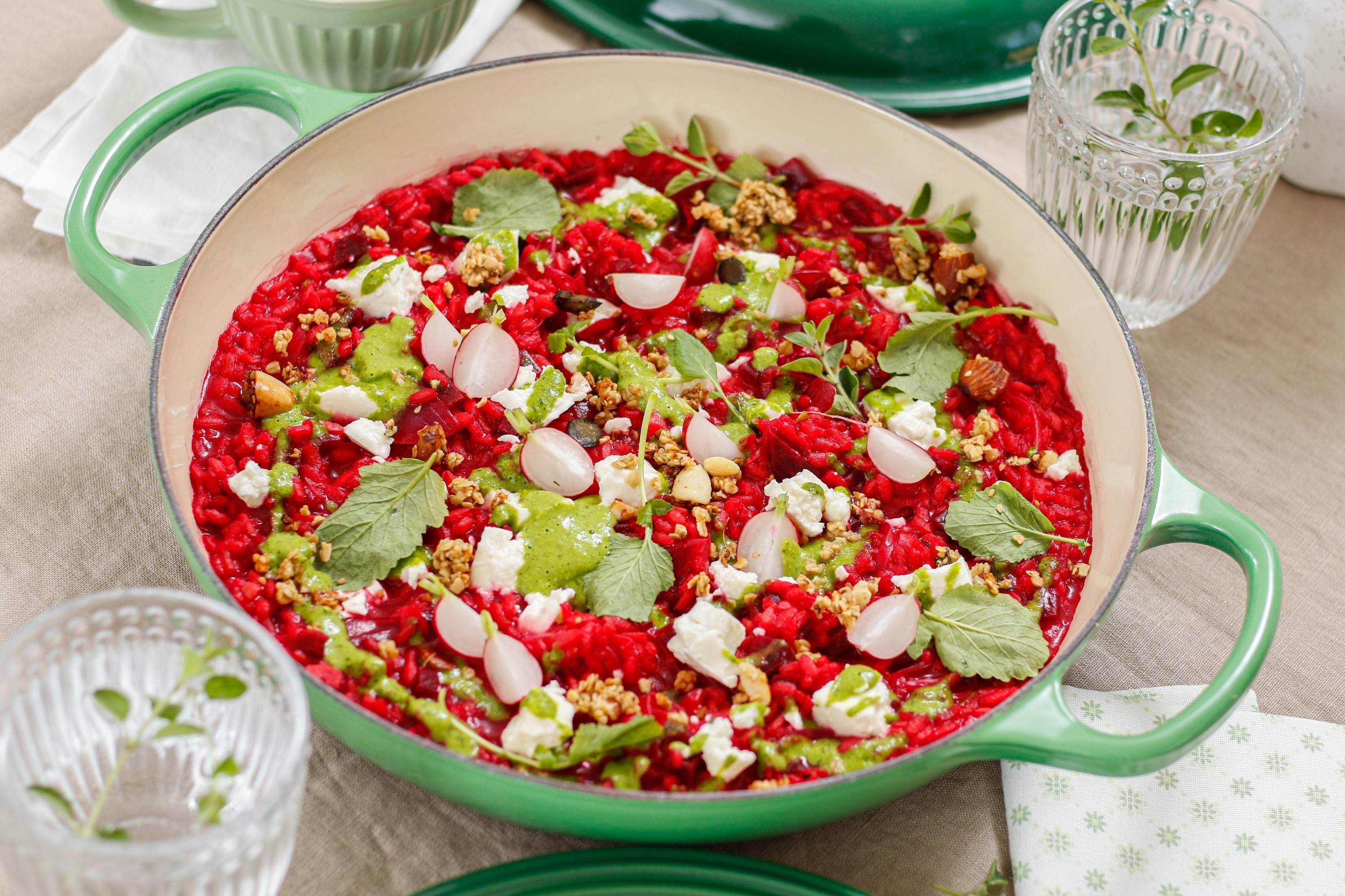 Rote Rüben Risotto mit Radieschengrün-Pesto und Feta