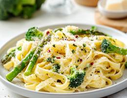 Bandnudeln mit Spargel und Brokkoli Bandnudeln mit Spargel und Brokkoli