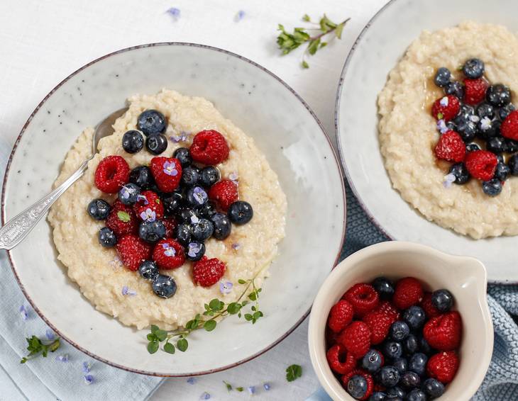 Süßes Kokos-Risotto mit marinierten Beeren Süßes Kokos-Risotto mit marinierten Beeren