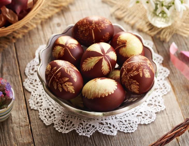 Ostereier rot färben mit Zwiebelschalen