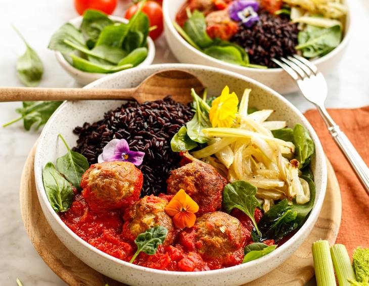 Reisschale mit faschierten Fleischbällchen und Tomatensauce Reisschale mit faschierten Fleischbällchen und Tomatensauce