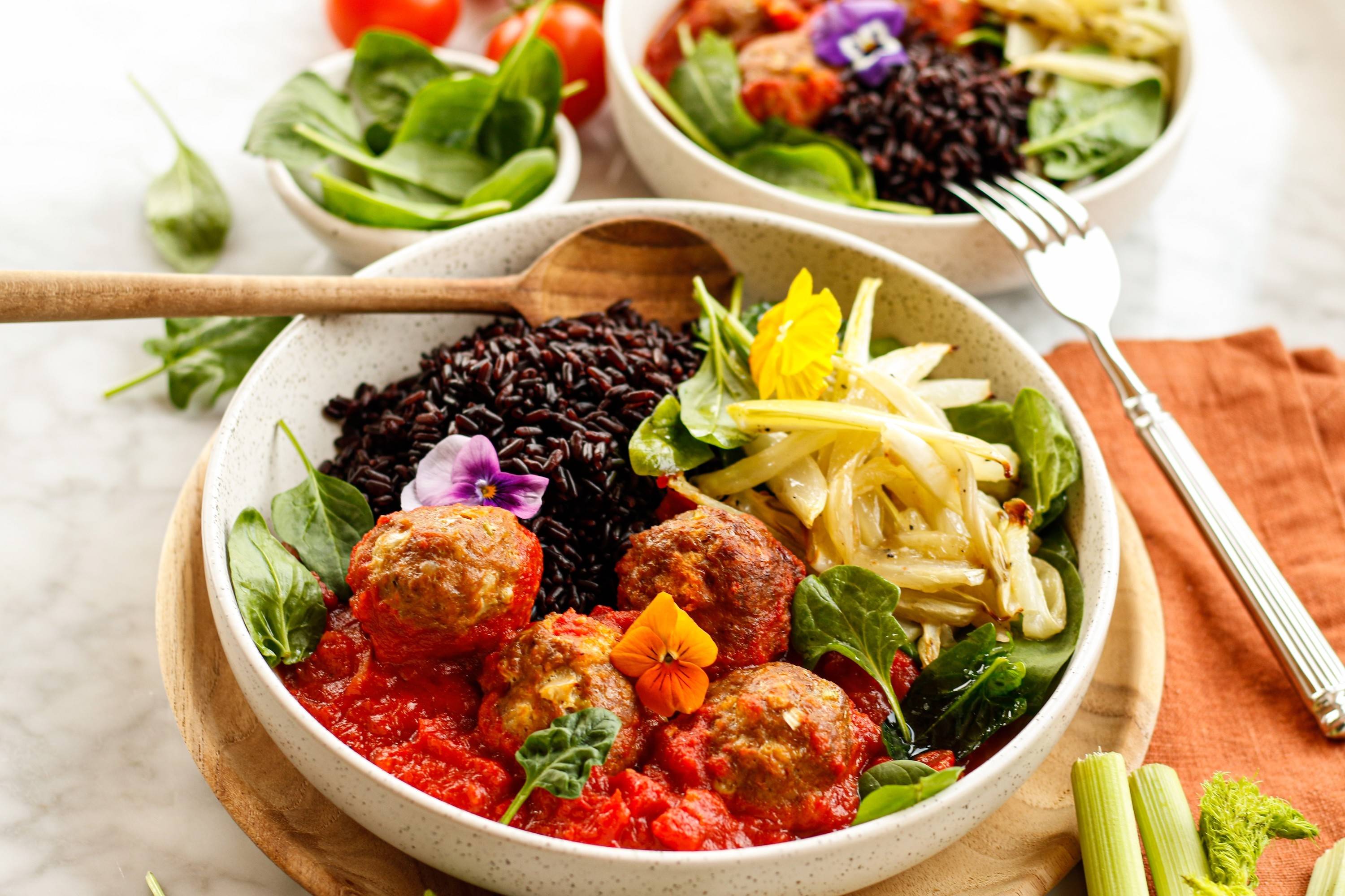 Reisschale mit faschierten Fleischbällchen und Tomatensauce Rezept ... Reisschale mit faschierten Fleischbällchen und Tomatensauce Rezept ...