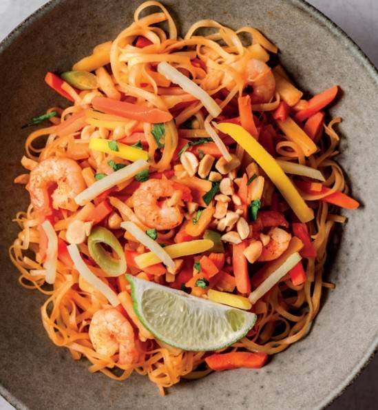Pad Thai mit Streifengemüse und Garnelen