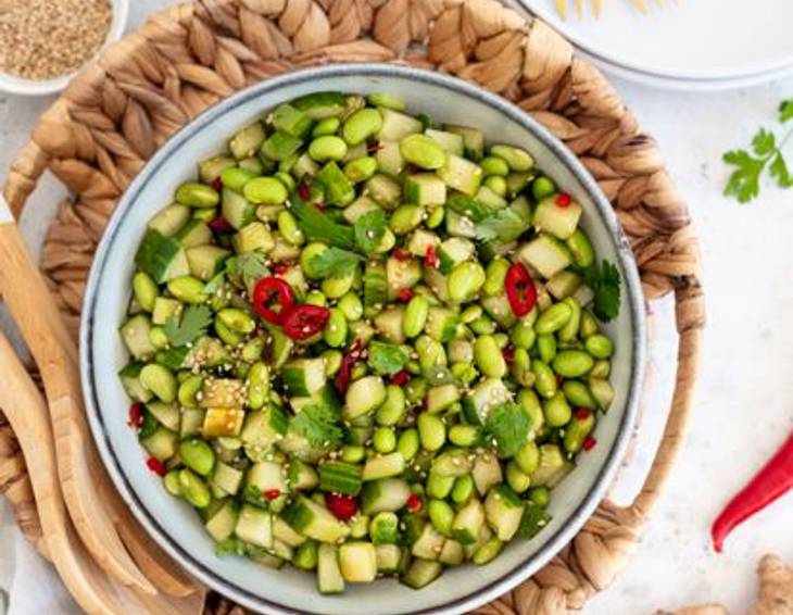 Asiatiascher Edamame Salat mit Gurke Asiatiascher Edamame Salat mit Gurke