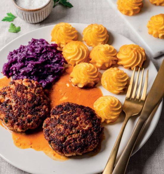 Faschierte Laibchen mit Pommes Douchesse und Rotkraut