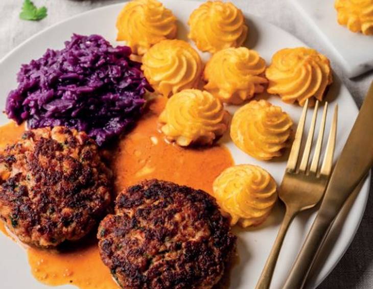 Faschierte Laibchen mit Pommes Douchesse und Rotkraut Faschierte Laibchen mit Pommes Douchesse und Rotkraut