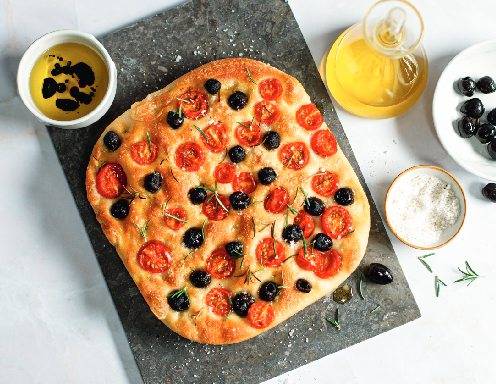 Focaccia mit Kirschtomaten und schwarzen Oliven