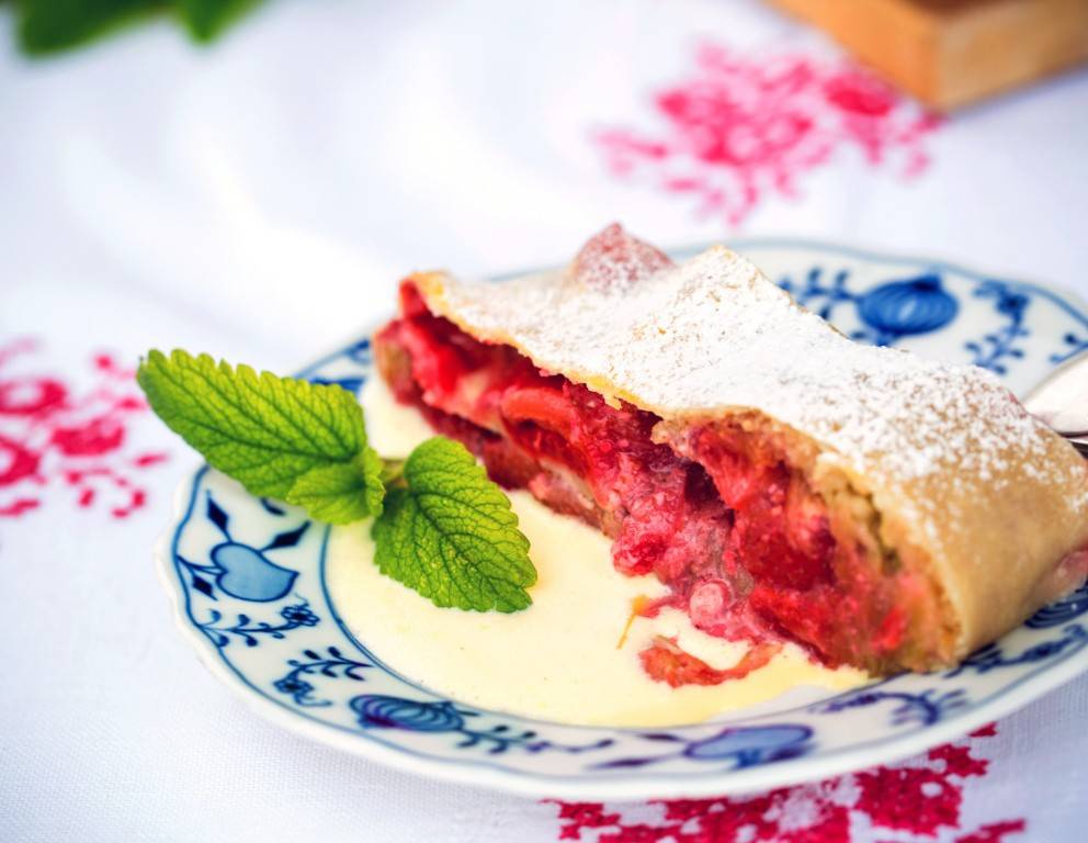 Erdbeer-Rhabarber-Strudel