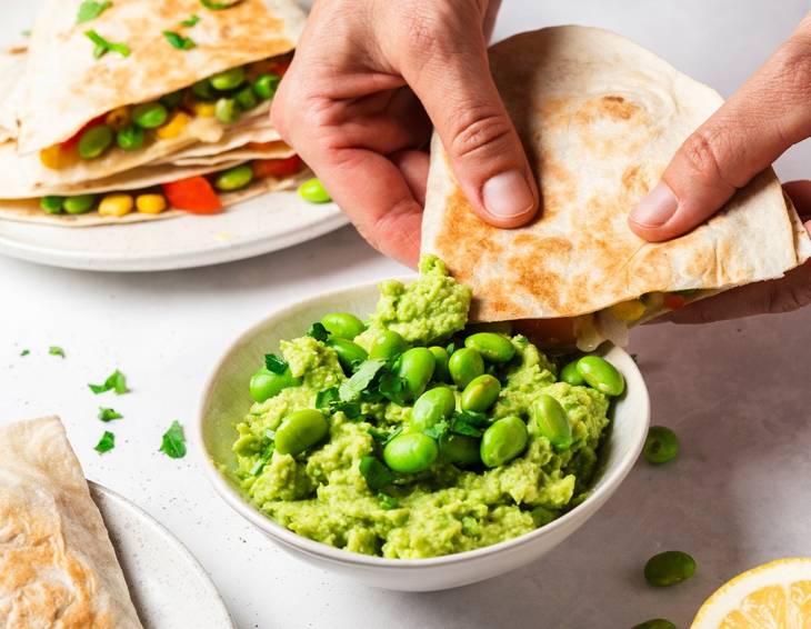 Quesadillas mit Gemüsefüllung und Edamame-Guacamole Quesadillas mit Gemüsefüllung und Edamame-Guacamole