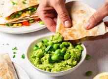 Quesadillas mit Gemüsefüllung und Edamame-Guacamole Quesadillas mit Gemüsefüllung und Edamame-Guacamole