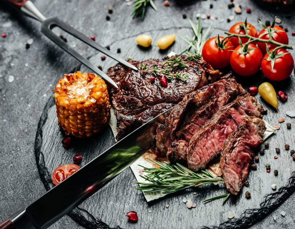 Die besten Steak-Rezepte für Pfanne, Grill & Co. – saftig, aromatisch und auf den Punkt gebraten. 