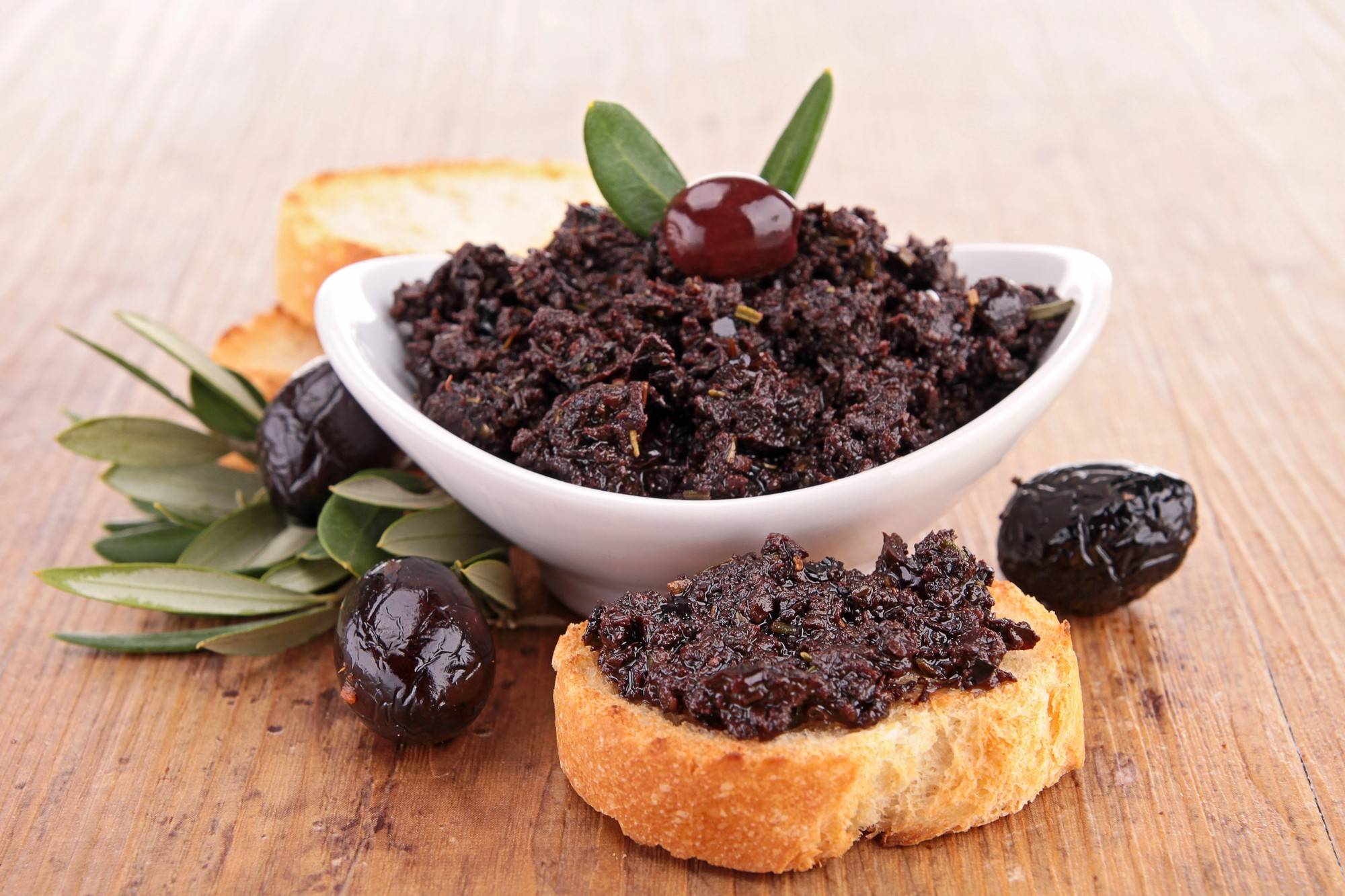 Crostini mit Olivenpaste