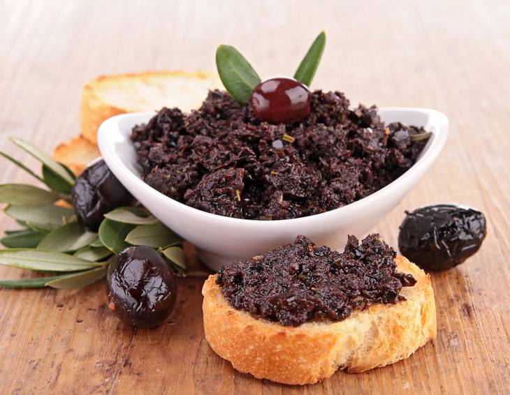 Crostini mit Olivenpaste Crostini mit Olivenpaste