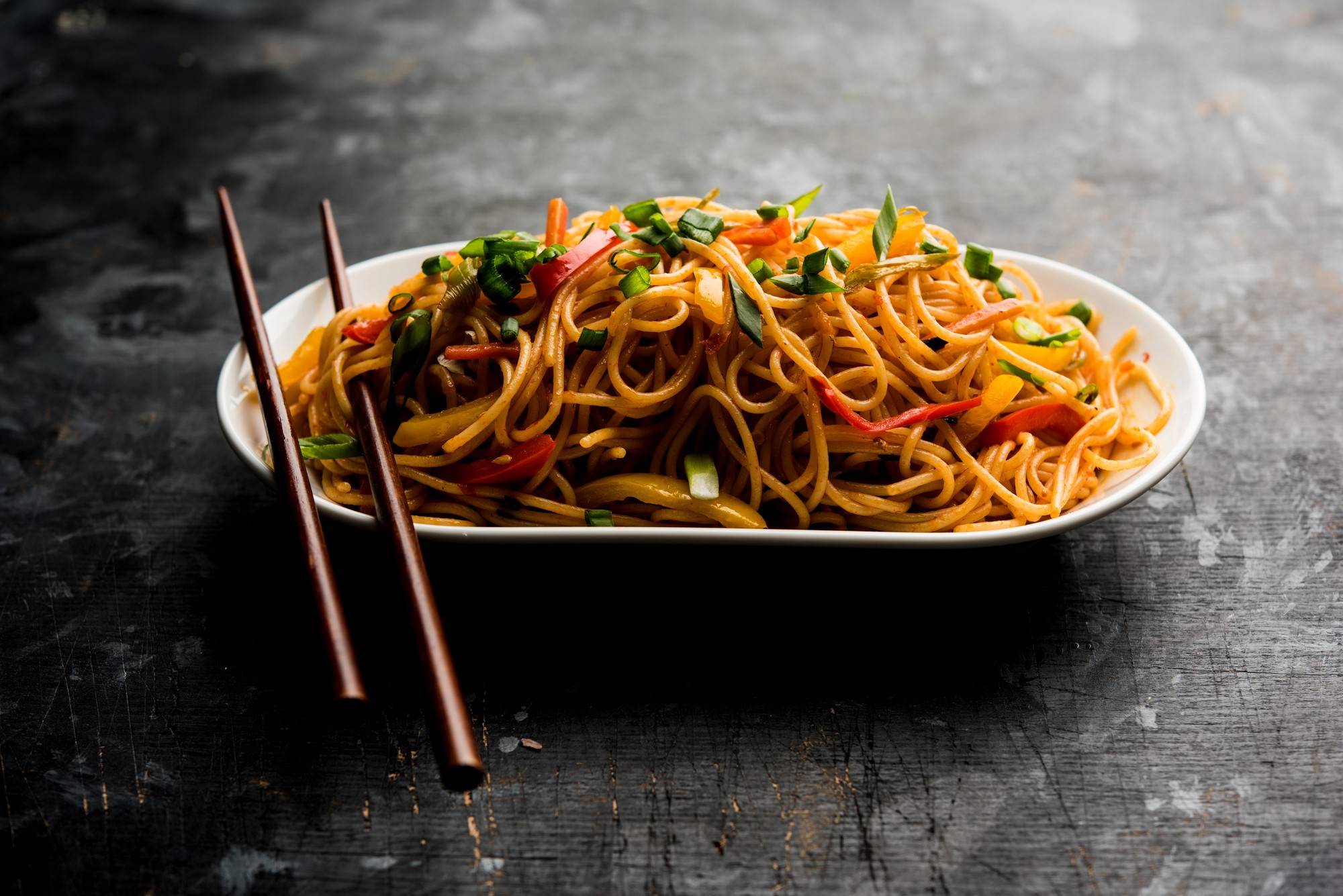 Gebratene Asia-Nudeln mit Mangold