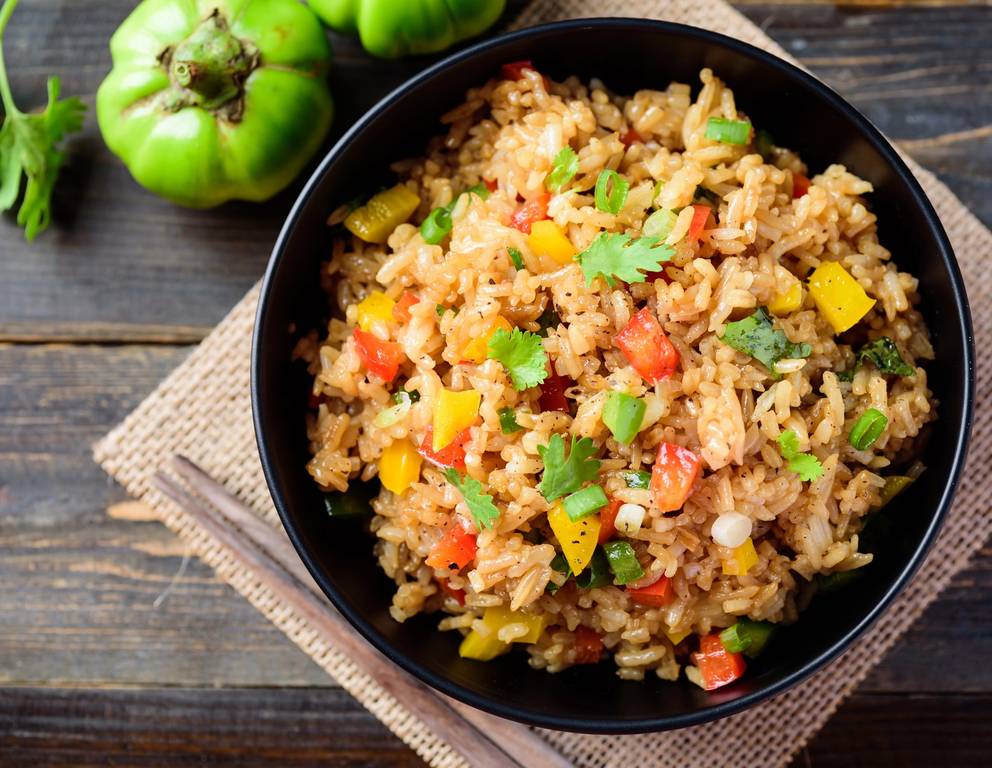 Gebratener Eierreis mit Gemüse und Cashewkernen Gebratener Eierreis mit Gemüse und Cashewkernen