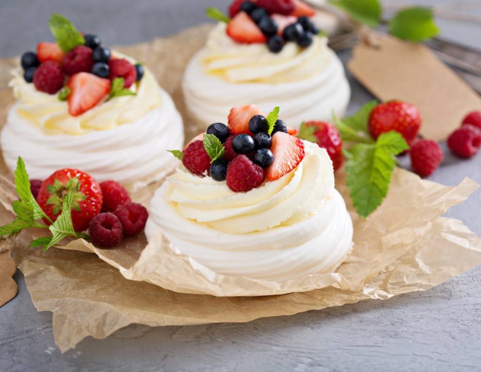 Mini-Pavlovas mit Beeren