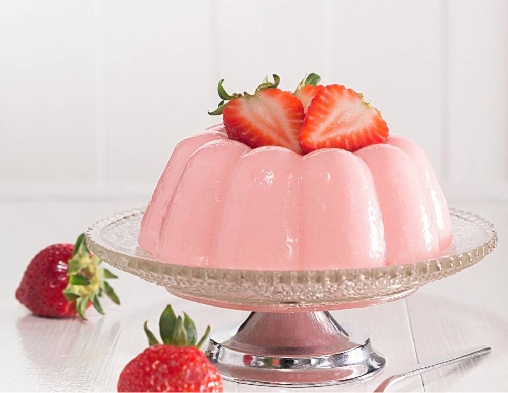 Erdbeerpudding mit rosa Pfeffer
