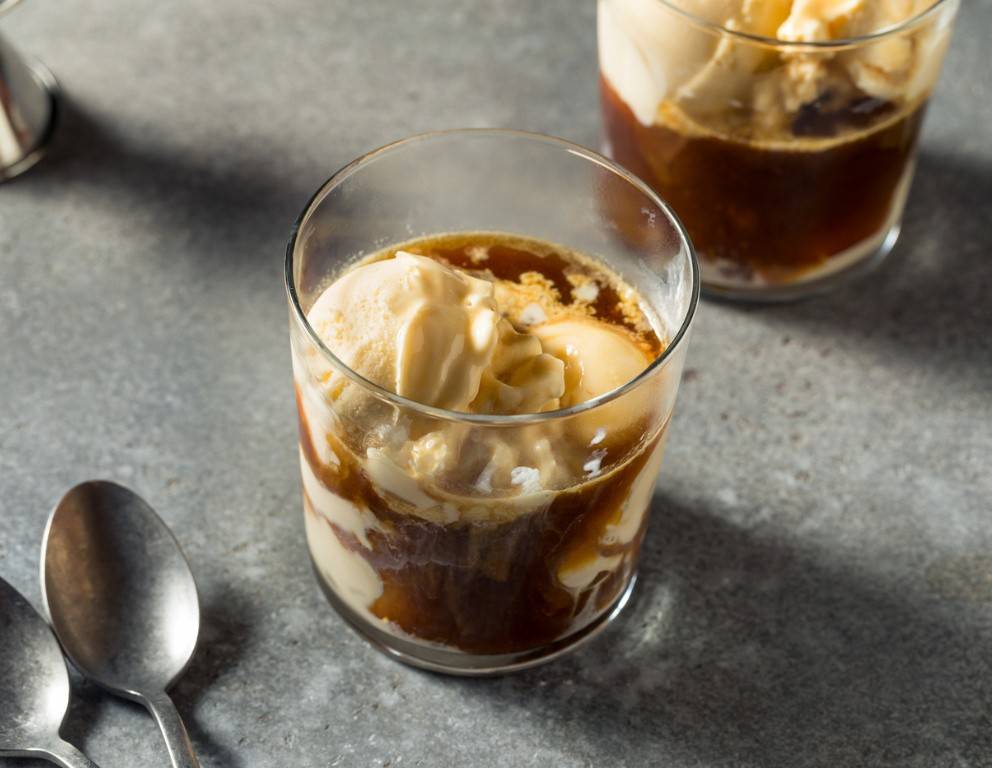 Affogato al caffè: Italienisches Espresso-Dessert mit Vanilleeis Affogato al caffè: Italienisches Espresso-Dessert mit Vanilleeis