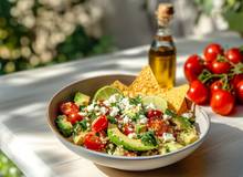 Quinoa-Avocado-Salat mit Nachos und Feta Quinoa-Avocado-Salat mit Nachos und Feta