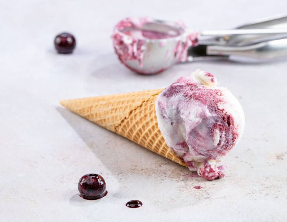 Buttermilch-Heidelbeere Eis