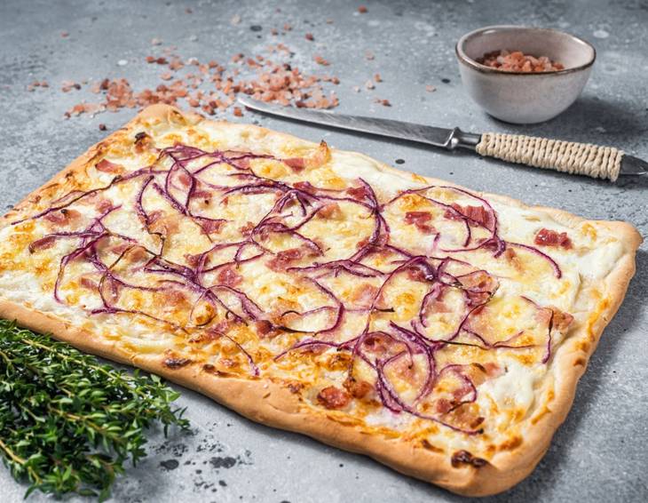 Flammkuchen mit Speck und Zwiebeln Flammkuchen mit Speck und Zwiebeln