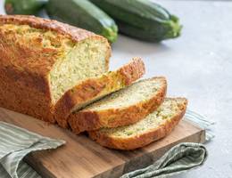 Saftiger Zucchinikuchen aus der Heißluftfritteuse Saftiger Zucchinikuchen aus der Heißluftfritteuse