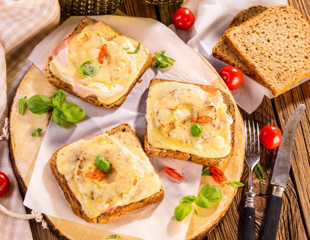 Toast Hawaii aus der Heißluftfritteuse Toast Hawaii aus der Heißluftfritteuse