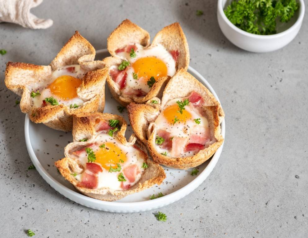 Frühstücksmuffins aus der Heißluftfritteuse Frühstücksmuffins aus der Heißluftfritteuse