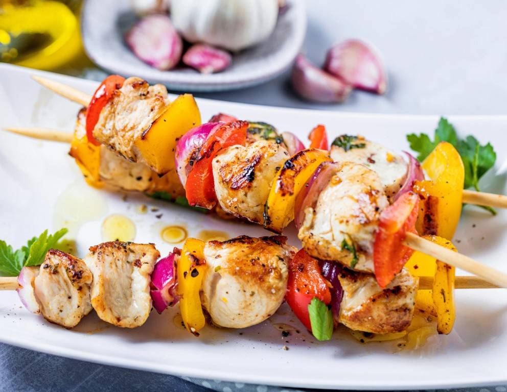 Hühnerspieße mit Paprika