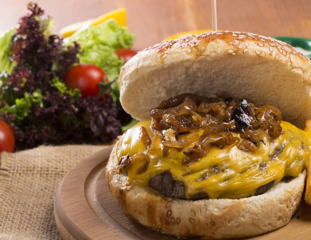 Cheeseburger mit karamellisierten Zwiebeln