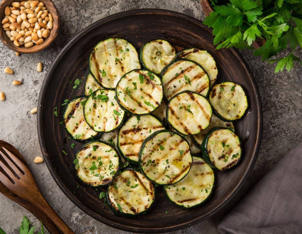 Marinierte und gegrillte Zucchini