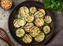 Marinierte und gegrillte Zucchini Marinierte und gegrillte Zucchini
