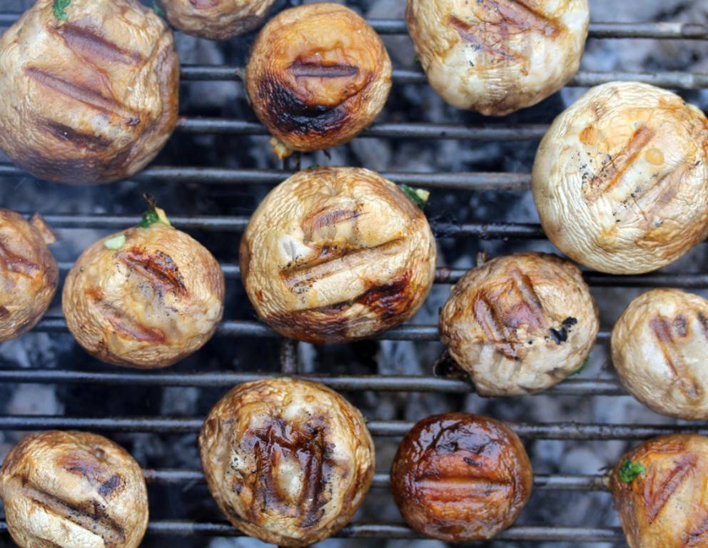 Gegrillte Champignonköpfe