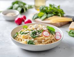 Linguine mit Spinat, Feta und Radieschen Linguine mit Spinat, Feta und Radieschen