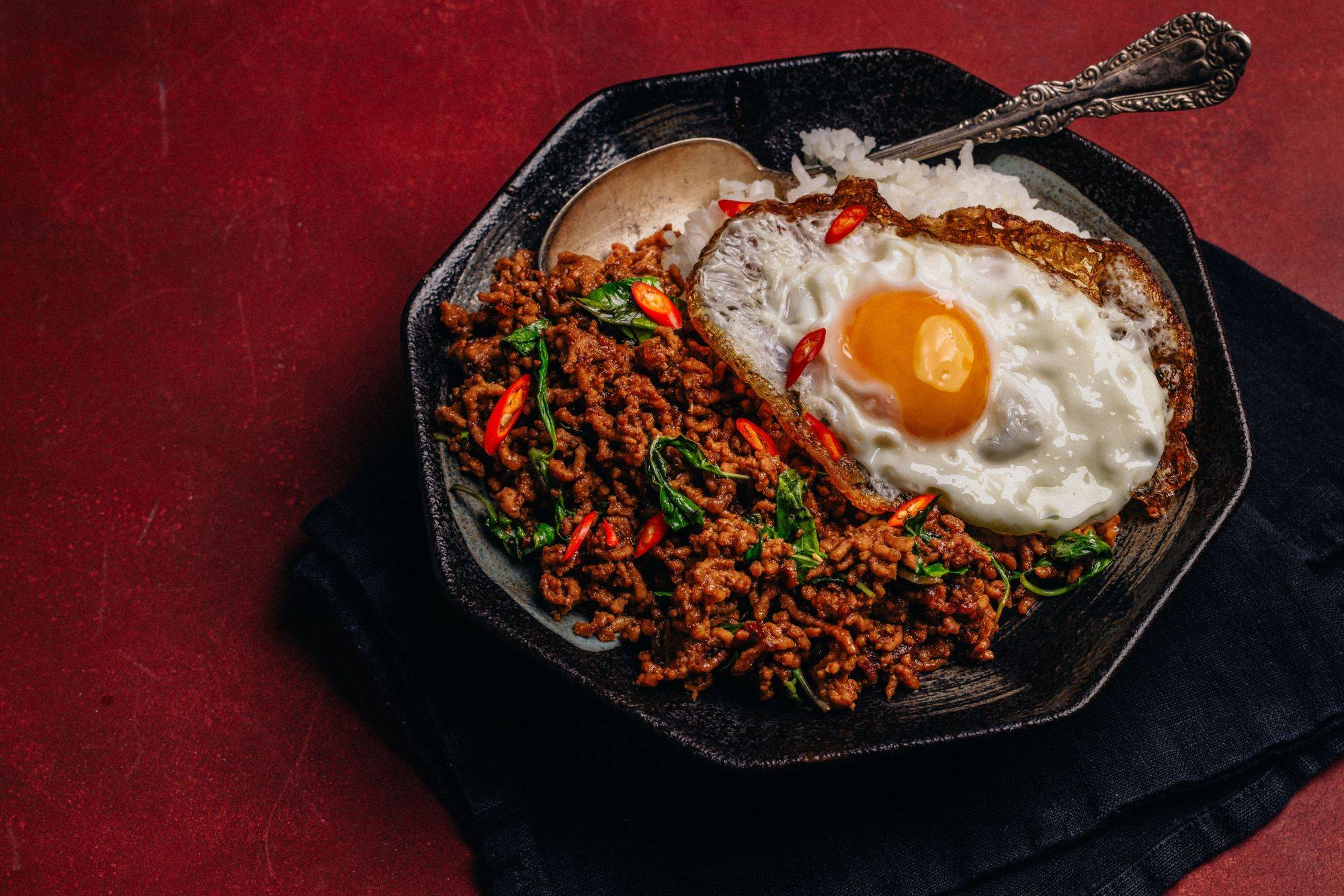 Pad Krapao – Thailändisches Basilikum-Hackfleisch mit Reis - ichkoche.at Pad Krapao – Thailändisches Basilikum-Hackfleisch mit Reis - ichkoche.at