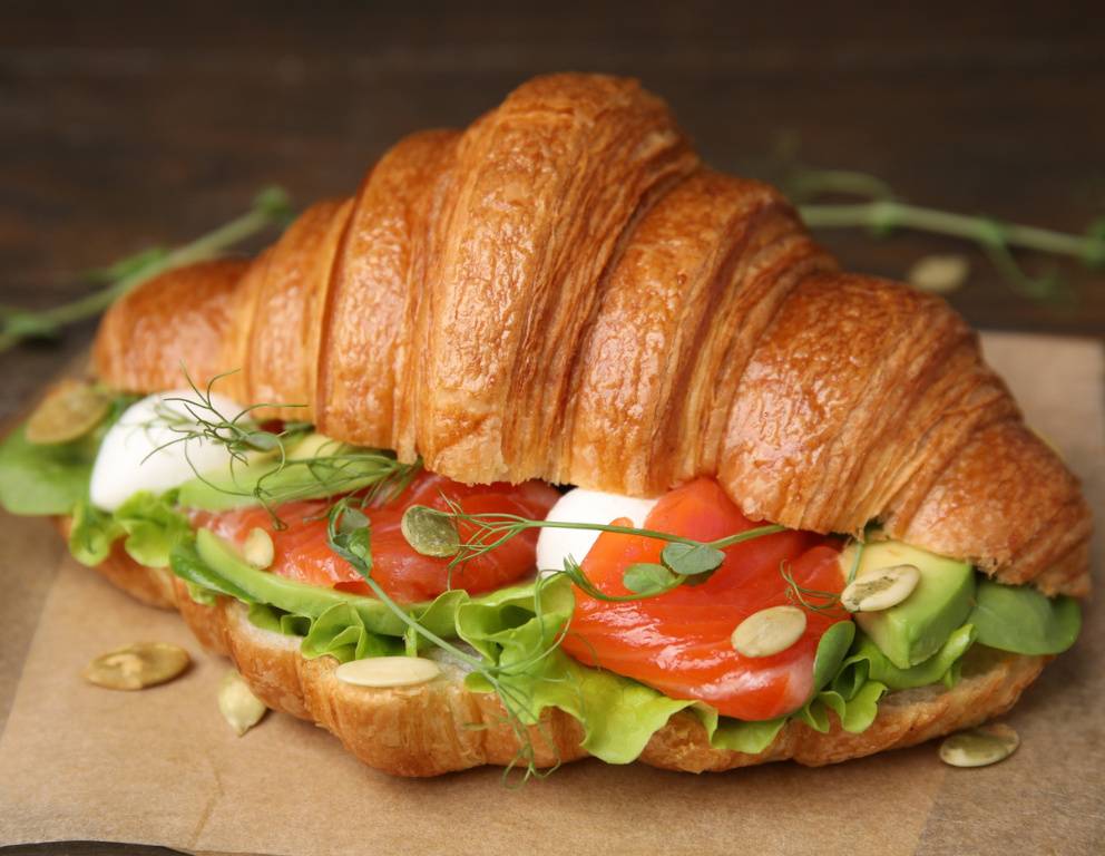 Croissant mit Avocado und Räucherlachs