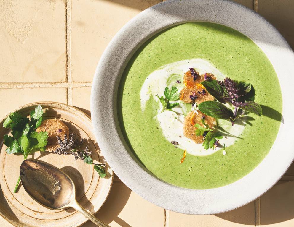Kräuterschaumsuppe mit gerösteten Brotblumen